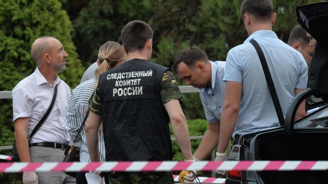 Сотрудники правоохранительных органов проводят следственные действия на месте перестрелки Сотрудники правоохранительных органов проводят следственные действия на месте перестрелки