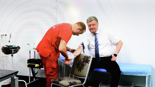 Президент Украины Петр Порошенко на экране монитора во время трансляции сдачи анализа крови на алкоголь и наркотики в антидопинговом центре НСК Олимпийский в Киеве