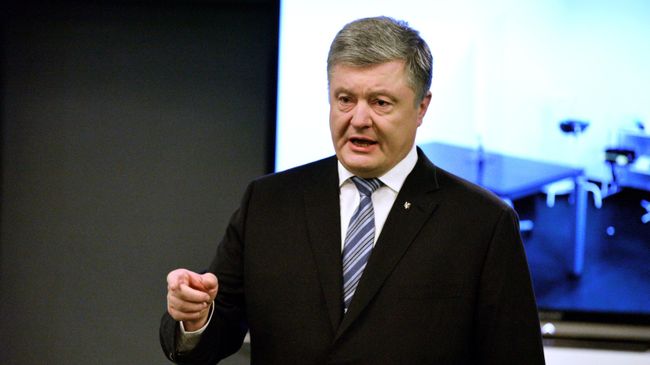 Кандидат в президенты Украины Петр Порошенко общается с журналистами после сдачи анализа на алкоголь и наркотики в медпункте стадиона Олимпийский Кандидат в президенты Украины Петр Порошенко общается с журналистами после сдачи анализа на алкоголь и наркотики в медпункте стадиона Олимпийский