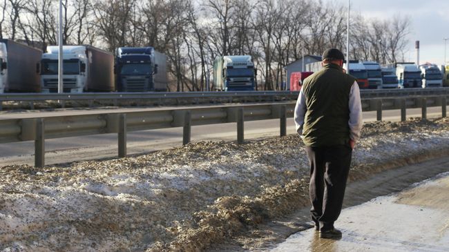 Грузовики в очереди на пересечение российско-украинской границы. Архивное фото Грузовики в очереди на пересечение российско-украинской границы. Архивное фото