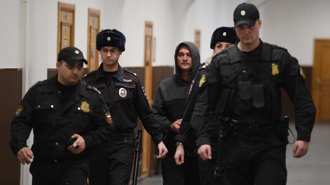 Бывший генеральный директор компании Региональные электрические сети Сергей Ильичев, обвиняемый в хищении 4 миллиардов рублей, перед началом заседания суда. 5 апреля 2019 Бывший генеральный директор компании Региональные электрические сети Сергей Ильичев, обвиняемый в хищении 4 миллиардов рублей, перед началом заседания суда. 5 апреля 2019