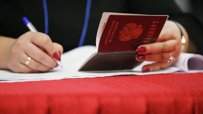 Женщина держит паспорт гражданина РФ Женщина держит паспорт гражданина РФ