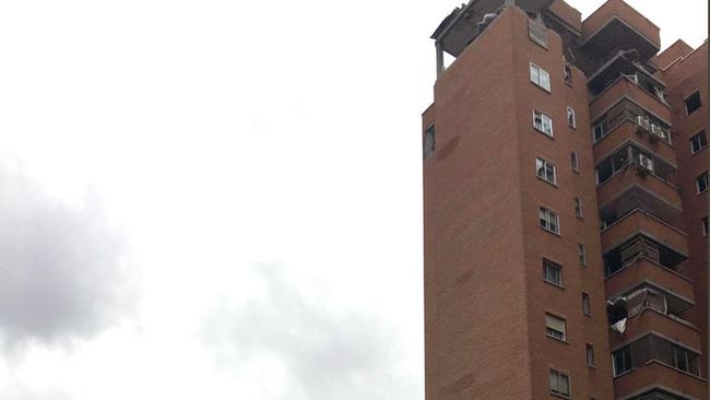 Сотрудники спасательной службы на месте взрыва бытового газа в 13-этажном доме в Мадриде. 5 апреля 2019 Сотрудники спасательной службы на месте взрыва бытового газа в 13-этажном доме в Мадриде. 5 апреля 2019