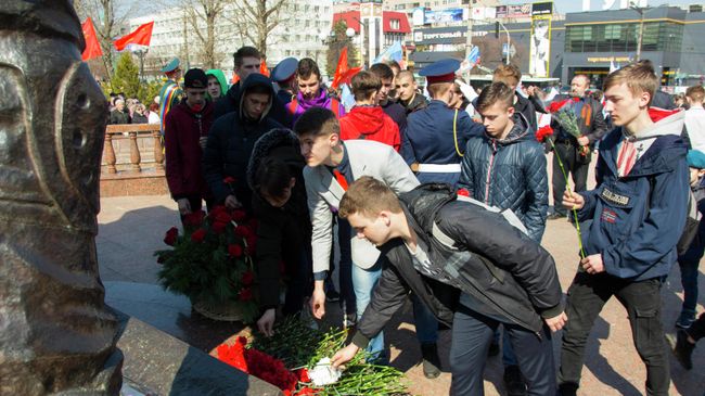 Участники митинга в честь 5 годовщины захвата СБ Украины. 6 апреля 2019 Участники митинга в честь 5 годовщины захвата СБ Украины. 6 апреля 2019