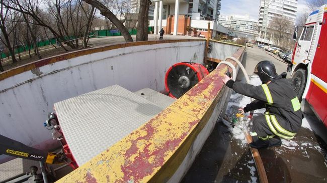 Тушение пожара в подземном гараже на Ленинградском проспекте в Москве. 7 апреля 2019 Тушение пожара в подземном гараже на Ленинградском проспекте в Москве. 7 апреля 2019