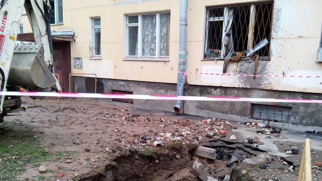 На месте порыва трубопровода в Красносельском районе Санкт-Петербурга. 8 апреля 2019 На месте порыва трубопровода в Красносельском районе Санкт-Петербурга. 8 апреля 2019