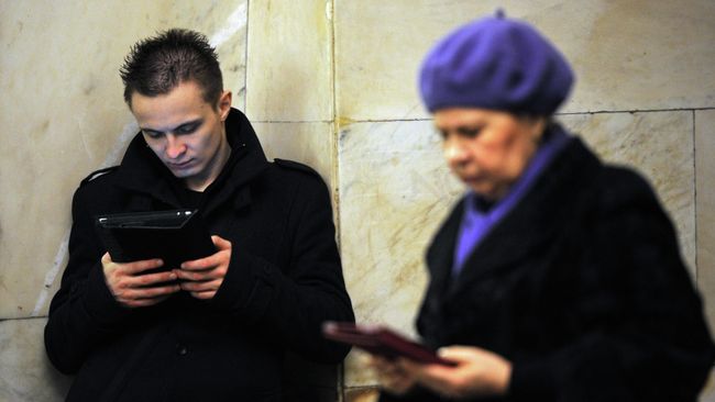 Пассажиры с портативными устройствами на одной из станций Кольцевой линии московского метрополитена Пассажиры с портативными устройствами на одной из станций Кольцевой линии московского метрополитена