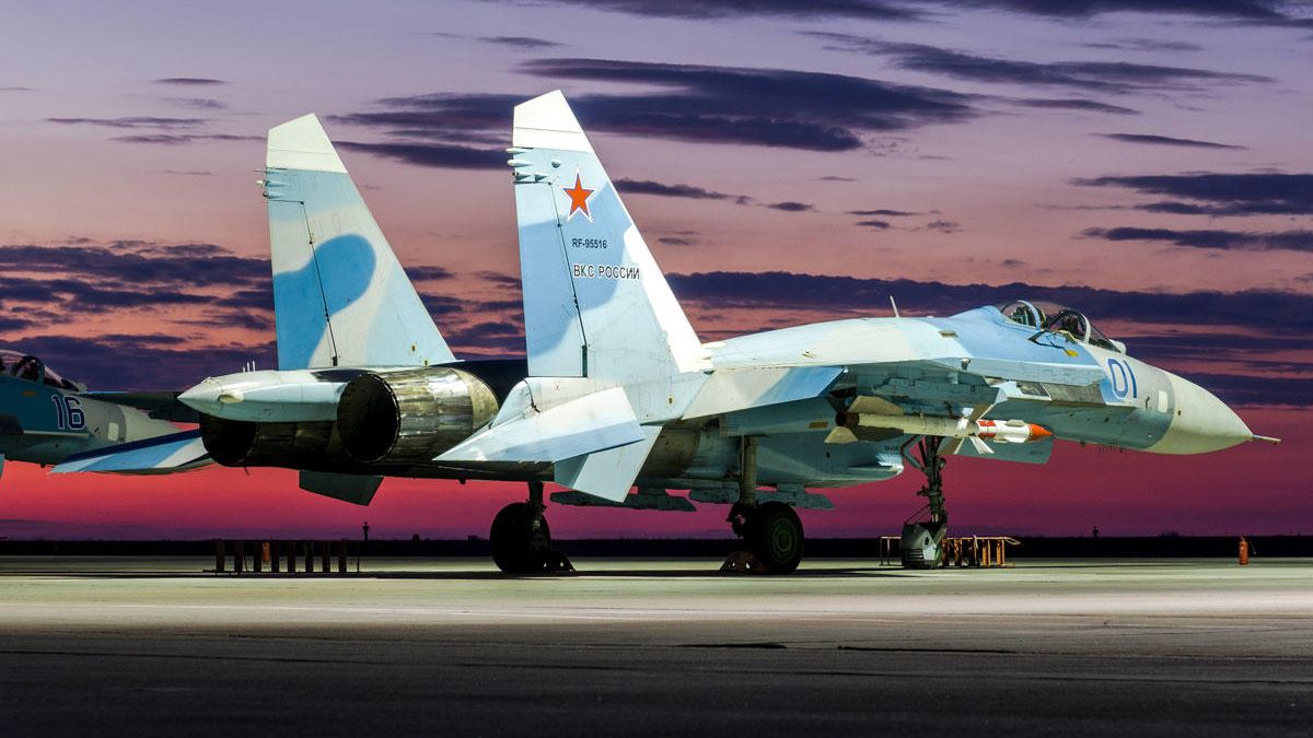 Истребитель Су-27 на закате в дни летно-тактического учения в Астраханской области Истребитель Су-27 на закате в дни летно-тактического учения в Астраханской области - РИА Новости, 1920, 25.01.2020