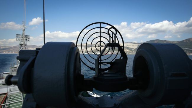 Противолодочный корабль на военно-морской базе Черноморского флота ВМФ России в Новороссийске Противолодочный корабль на военно-морской базе Черноморского флота ВМФ России в Новороссийске