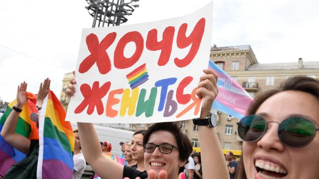 Участники Марша равенства в поддержку ЛГБТ сообщества в Киеве Участники Марша равенства в поддержку ЛГБТ сообщества в Киеве