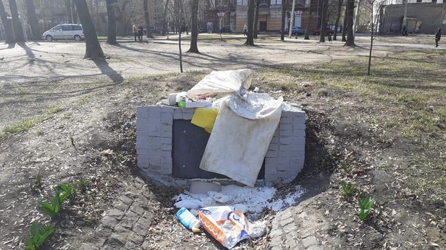 Мусор у памятника воинам Украинской повстанческой армии* в Харькове. 8 апреля 2019 Мусор у памятника воинам Украинской повстанческой армии* в Харькове. 8 апреля 2019
