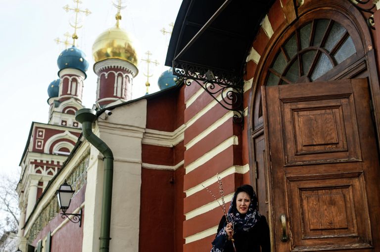 Женщина у храма Успения Пресвятой Богородицы в Гончарах в Москве Женщина у храма Успения Пресвятой Богородицы в Гончарах в Москве