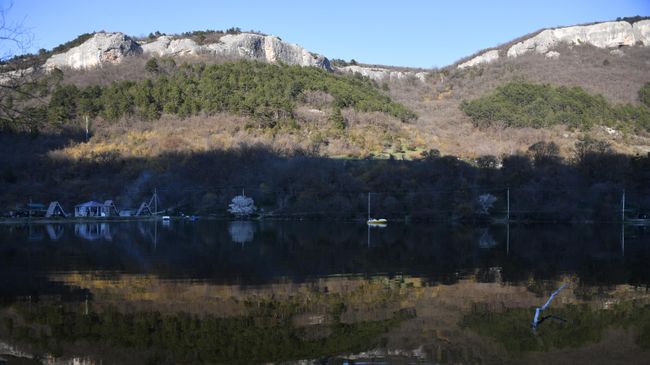 Мангупское озеро в Бахчисарайском районе в Крыму Мангупское озеро в Бахчисарайском районе в Крыму