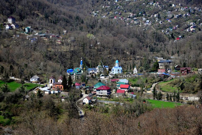 Храмовый комплекс Троице-Георгиевского женского монастыря в горной местности на берегу реки Псахо Храмовый комплекс Троице-Георгиевского женского монастыря в горной местности на берегу реки Псахо