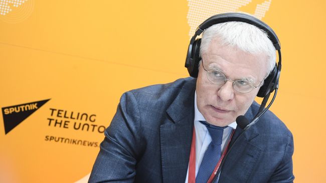 Вячеслав Фетисов во время интервью на стенде международного информационного агентства и радио Sputnik на международном арктическом форуме Арктика – территория диалога