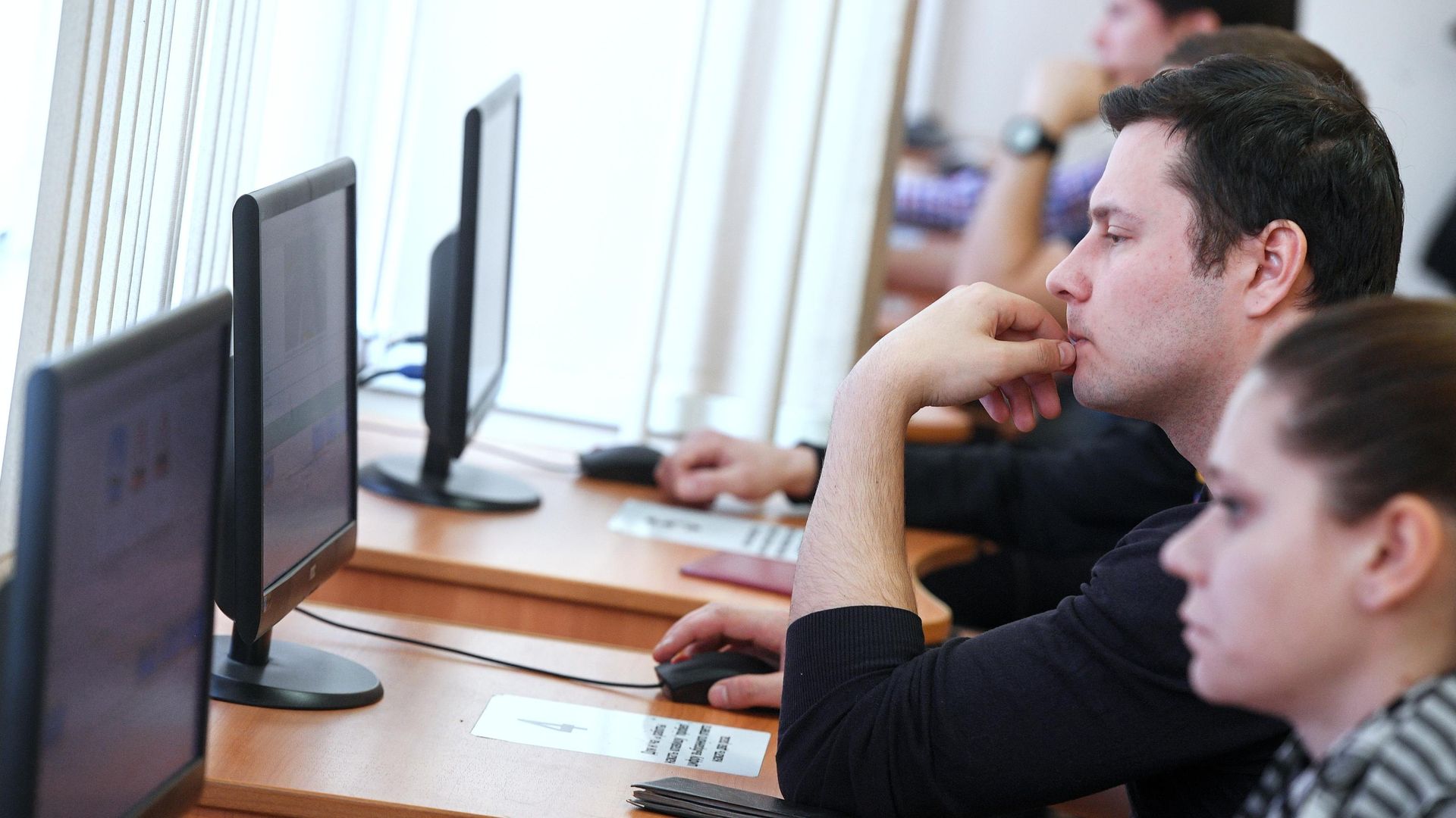 Люди сдают теоретические экзамены по правилам дорожного движения в отделении ГИБДД Люди сдают теоретические экзамены по правилам дорожного движения в отделении ГИБДД - РИА Новости, 1920, 30.11.2020