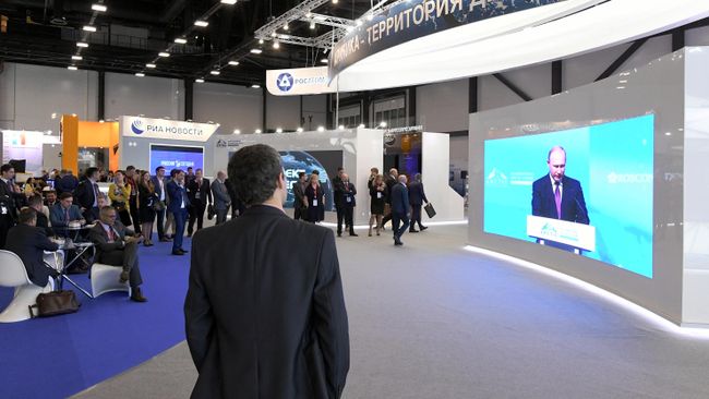 Участники форума смотрят трансляцию выступления президента РФ Владимира Путина на международном арктическом форуме Арктика – территория диалога в Санкт-Петербурге.
