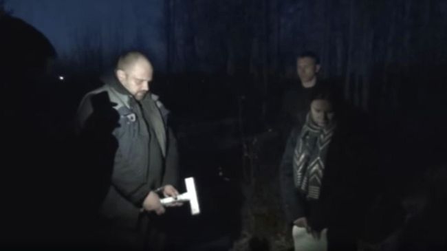 Житель Братска, подозреваемый в совершении убийства своей супруги, во время следственного эксперимента Житель Братска, подозреваемый в совершении убийства своей супруги, во время следственного эксперимента