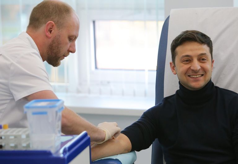Кандидат в президенты Украины Владимир Зеленский сдает анализ на алкоголь и наркотики в киевской клинике Евролаб Кандидат в президенты Украины Владимир Зеленский сдает анализ на алкоголь и наркотики в киевской клинике Евролаб