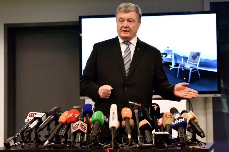 Кандидат в президенты Украины Петр Порошенко общается с журналистами после сдачи анализа на алкоголь и наркотики в медпункте стадиона Олимпийский Кандидат в президенты Украины Петр Порошенко общается с журналистами после сдачи анализа на алкоголь и наркотики в медпункте стадиона Олимпийский