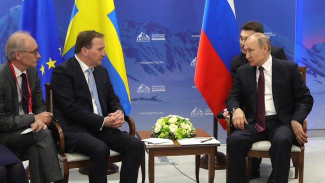 Президент РФ Владимир Путин и премьер-министр Швеции Стефан Левен во время встречи на полях V Международного арктического форума Арктика – территория диалога. 9 апреля 2019 Президент РФ Владимир Путин и премьер-министр Швеции Стефан Левен во время встречи на полях V Международного арктического форума Арктика – территория диалога. 9 апреля 2019