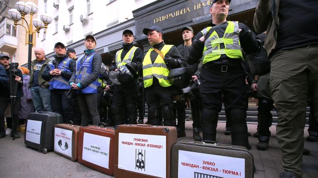 Полицейские во время акции националистов против Петра Порошенко в Киеве. 9 апреля 2019 Полицейские во время акции националистов против Петра Порошенко в Киеве. 9 апреля 2019