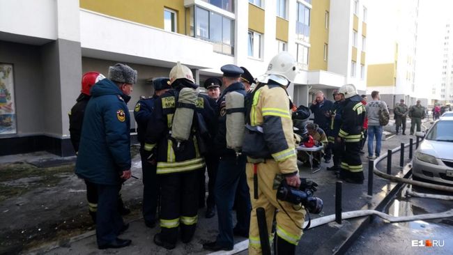 Спасатели около жилого дома в Екатеринбурге, где произошел взрыв. 10 апреля 2019 Спасатели около жилого дома в Екатеринбурге, где произошел взрыв. 10 апреля 2019