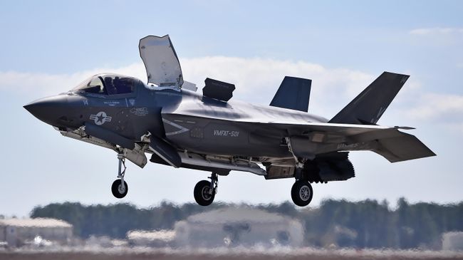 Американский военный самолет F-35 Американский военный самолет F-35