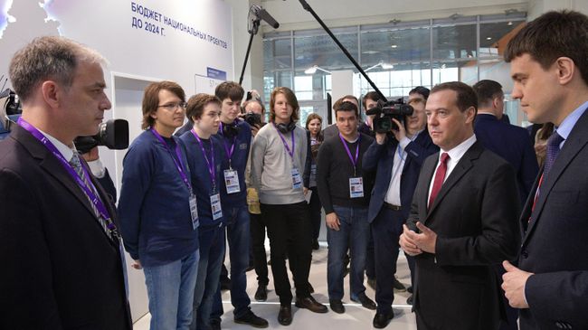 Председатель правительства РФ Дмитрий Медведев на Московском международном салоне образования в выставочном павильоне №75 на ВДНХ. 10 апреля 2019 Председатель правительства РФ Дмитрий Медведев на Московском международном салоне образования в выставочном павильоне №75 на ВДНХ. 10 апреля 2019