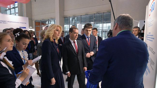 Председатель правительства РФ Дмитрий Медведев и министр науки и высшего образования РФ Михаил Котюков и заместитель председателя правительства РФ Татьяна Голикова на Московском международном салоне образования на ВДНХ. 10 апреля 2019 Председатель правительства РФ Дмитрий Медведев и министр науки и высшего образования РФ Михаил Котюков и заместитель председателя правительства РФ Татьяна Голикова на Московском международном салоне образования на ВДНХ. 10 апреля 2019