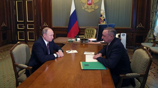 Президент РФ Владимир Путин и временно исполняющий обязанности губернатора Санкт-Петербурга Александр Беглов во время встречи. 10 апреля 2019