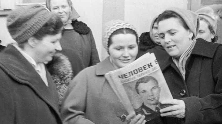 Жена первого в мире космонавта Ю. Гагарина Валентина принимает поздравления от подруг