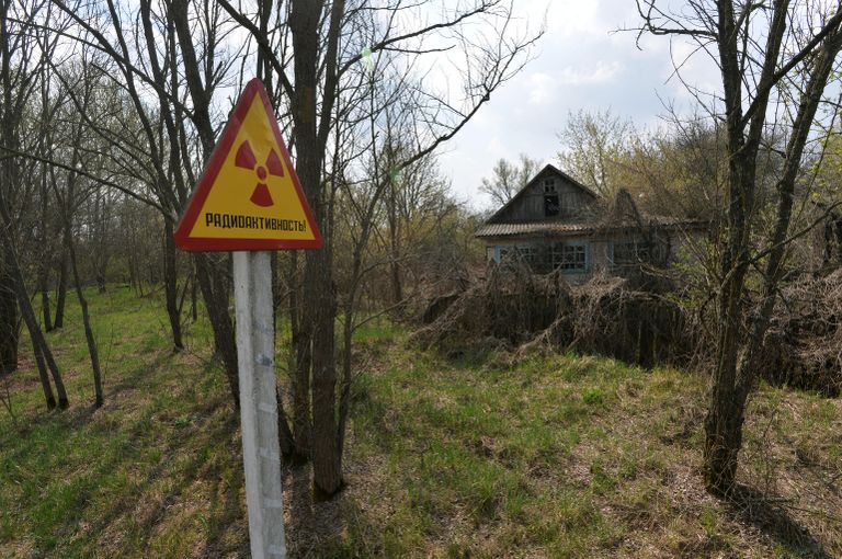 Предупреждающий знак и заброшенный дом на территории Полесского государственного радиационно-экологического заповедника Предупреждающий знак и заброшенный дом на территории Полесского государственного радиационно-экологического заповедника