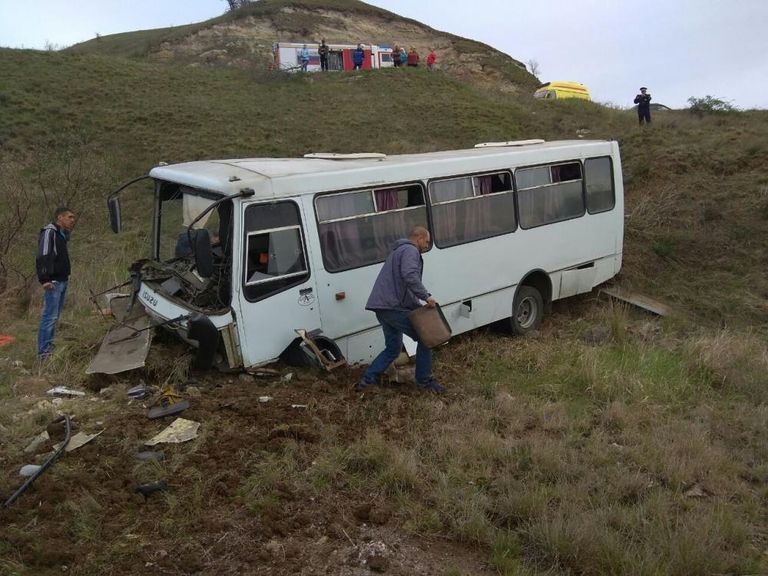ДТП с рейсовым автобусом на трассе Феодосия-Керчь на востоке Крыма. 10 апреля 2019 ДТП с рейсовым автобусом на трассе Феодосия-Керчь на востоке Крыма. 10 апреля 2019