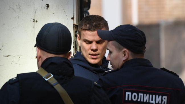 Футболист Александр Кокорин, обвиняемый в хулиганстве и побоях, у здания Пресненского суда Москвы. 11 апреля 2019 Футболист Александр Кокорин, обвиняемый в хулиганстве и побоях, у здания Пресненского суда Москвы. 11 апреля 2019