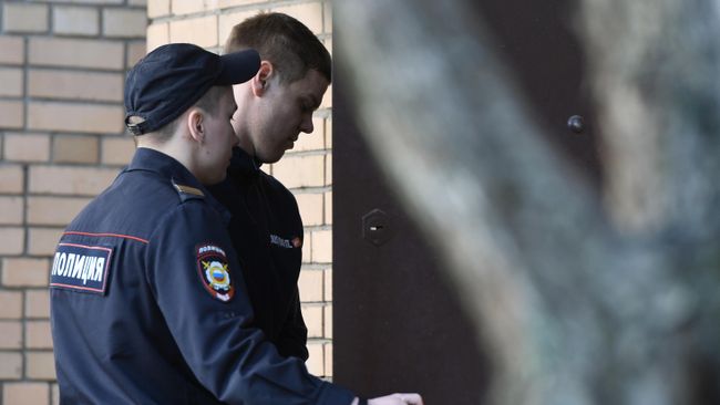 Футболист Александр Кокорин, обвиняемый в хулиганстве и побоях, у здания Пресненского суда Москвы. 11 апреля 2019 Футболист Александр Кокорин, обвиняемый в хулиганстве и побоях, у здания Пресненского суда Москвы. 11 апреля 2019