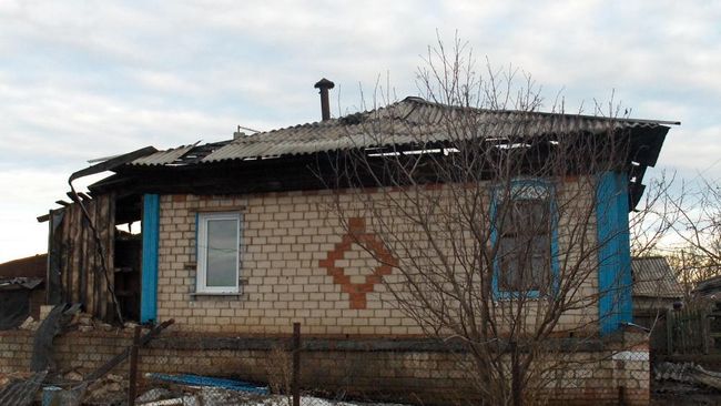 Дом в Увельском районе Челябинской области, из которого двое подростков спасли на пожаре шестерых детей Дом в Увельском районе Челябинской области, из которого двое подростков спасли на пожаре шестерых детей