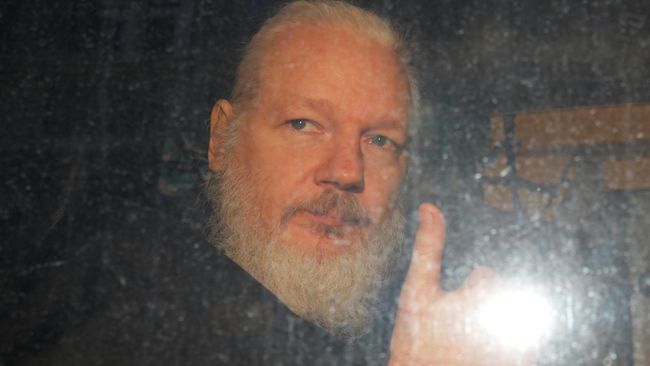 Основатель WikiLeaks Джулиан Ассанж в полицейском фургоне после задержания в Лондоне. 11 апреля 2019 Основатель WikiLeaks Джулиан Ассанж в полицейском фургоне после задержания в Лондоне. 11 апреля 2019