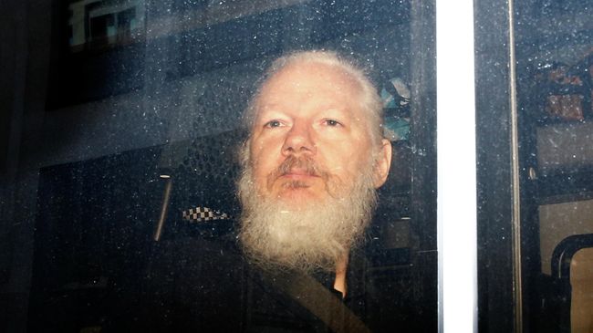 Основатель WikiLeaks Джулиан Ассанж в полицейском фургоне после задержания в Лондоне. 11 апреля 2019 Основатель WikiLeaks Джулиан Ассанж в полицейском фургоне после задержания в Лондоне. 11 апреля 2019