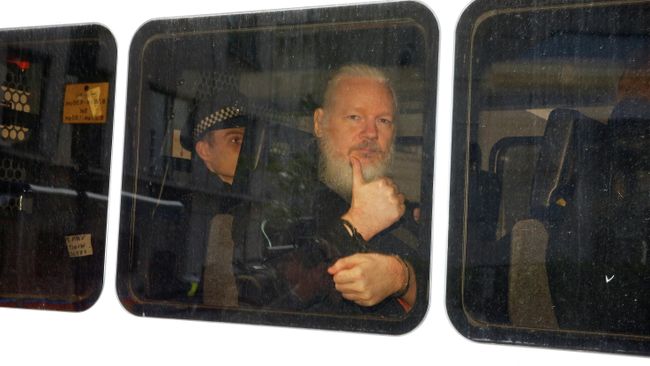 Основатель WikiLeaks Джулиан Ассанж в полицейском фургоне после задержания в Лондоне. 11 апреля 2019