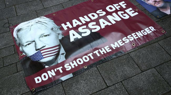 Плакаты в поддержку арестованного основателя WikiLeaks Джулиана Ассанжа на тротуаре перед Вестминстерским магистратским судом в Лондоне. 11 апреля 2019 Плакаты в поддержку арестованного основателя WikiLeaks Джулиана Ассанжа на тротуаре перед Вестминстерским магистратским судом в Лондоне. 11 апреля 2019