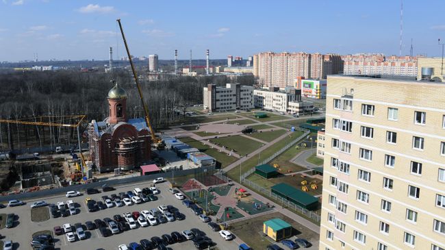 Главный храм Росгвардии в городе Балашихе Московской области во время установки креста