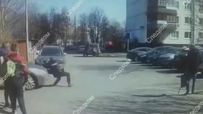 Водитель автомобиля Тойота протащил на капоте сотрудника полиции вблизи жилого дома по улице Генерала Белова в городе Москве. 11 апреля 2019 Водитель автомобиля Тойота протащил на капоте сотрудника полиции вблизи жилого дома по улице Генерала Белова в городе Москве. 11 апреля 2019