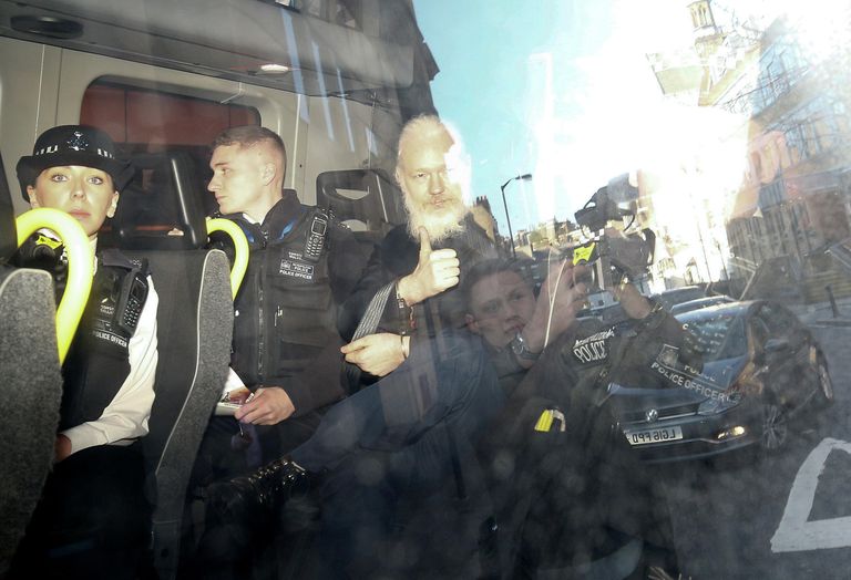 Основатель WikiLeaks Джулиан Ассанж в полицейском фургоне после задержания в Лондоне. 11 апреля 2019 