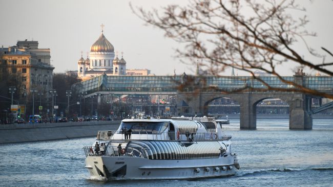 Прогулочный катер на Москва-реке Прогулочный катер на Москва-реке