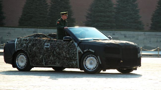 Автомобиль Aurus на Красной площади в Москве Автомобиль Aurus на Красной площади в Москве