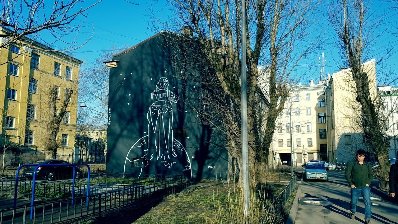 Граффити в честь Дня космонавтики с изображением первой женщины-космонавта Валентиной Терешковой на стене дома в Санкт-Петербурге Граффити в честь Дня космонавтики с изображением первой женщины-космонавта Валентиной Терешковой на стене дома в Санкт-Петербурге - РИА Новости, 1920, 24.09.2020