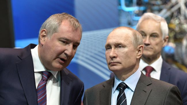 Президент РФ Владимир Путин и генеральный директор госкорпорации Роскосмос Дмитрий Рогозин во время посещения АО НПО Энергомаш имени академика В. П. Глушко. 12 апреля 2019 Президент РФ Владимир Путин и генеральный директор госкорпорации Роскосмос Дмитрий Рогозин во время посещения АО НПО Энергомаш имени академика В. П. Глушко. 12 апреля 2019