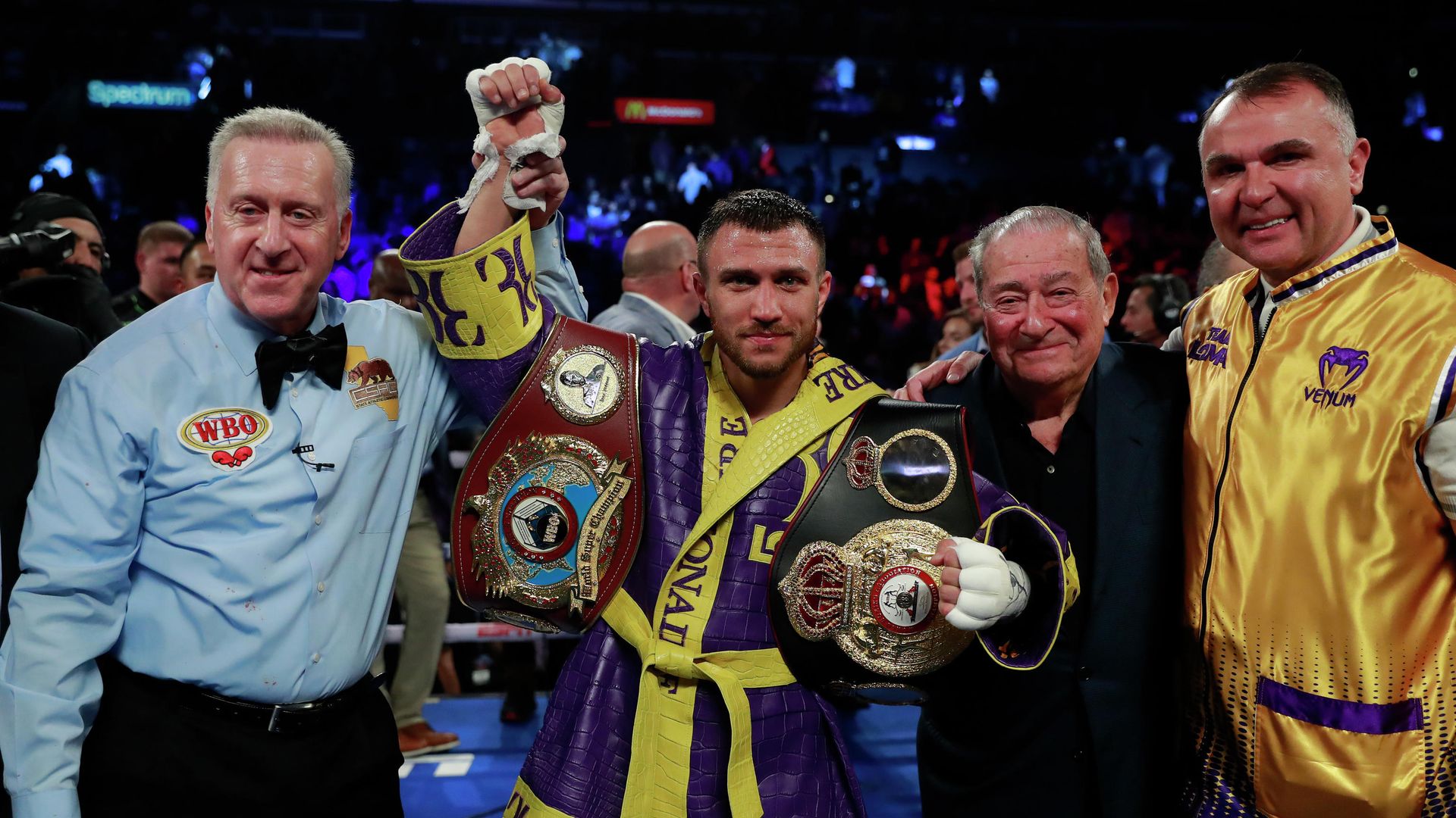 Василий Ломаченко с чемпионскими поясами Василий Ломаченко с чемпионскими поясами - РИА Новости, 1920, 25.05.2021