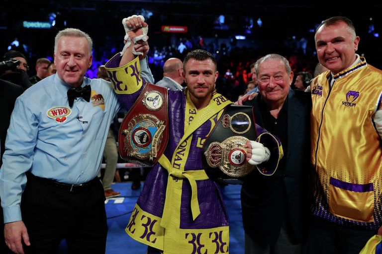 Василий Ломаченко с чемпионскими поясами